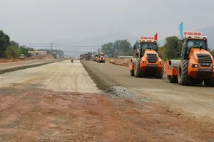 Công trường thi công cao tốc Biên Hòa - Vũng Tàu đoạn qua địa bàn thị xã Phú Mỹ, tỉnh Bà Rịa - Vũng Tàu