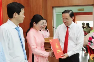 Chủ tịch UBND tỉnh Bà Rịa - Vũng Tàu trao quyết định điều động và bổ nhiệm cho bà Lê Thị Thủy, Phó trưởng Ban Dân vận Tỉnh ủy