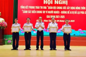 Các tập thể có thành tích xuất sắc được khen thưởng