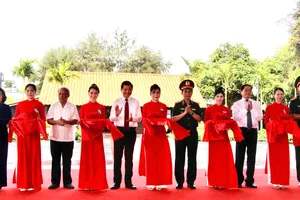 Các đại biểu thực hiện nghi thức cắt băng khánh thành công trình Tượng đài công viên, nhà lưu niệm Anh hùng liệt sĩ Võ Thị Sáu