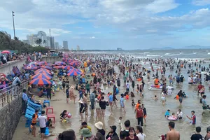 Biển Bãi Sau (TP Vũng Tàu) đông nghịt khách chiều 30-4