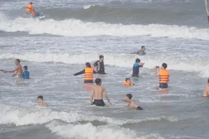 Du khách tắm biển Vũng Tàu dịp lễ 30-4 và 15