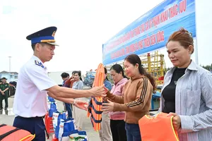 Đại tá Lê Văn Tú, Chính ủy Vùng Cảnh sát biển 3, tặng quà, áo phao cho ngư dân xã Bình Châu, huyện Xuyên Mộc, tỉnh Bà Rịa - Vũng Tàu