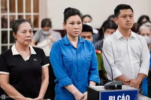 Bị cáo Lâm Thị Thu Trà (áo xanh) bị tuyên phạt là 14 năm 6 tháng tù vì tội cho vay lãi nặng và rửa tiền