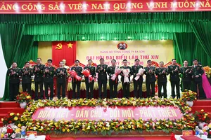 Trung tướng Hồ Quang Tuấn, Phó Bí thư Đảng ủy, Chủ nhiệm Tổng cục Công nghiệp Quốc phòng (thứ 8, từ trái qua) tặng hoa chúc mừng Ban Chấp hành Đảng bộ Tổng Công ty Ba Son nhiệm kỳ 2025-2030