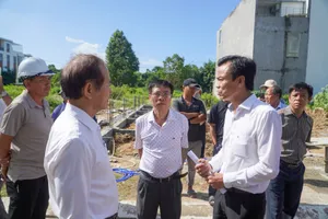 Chủ tịch UBND phường Phước Thắng Nguyễn Việt Dũng (áo trắng, bên phải) cùng đoàn công tác khảo sát thực tế, gặp gỡ một số hộ dân tại dự án Khang Linh