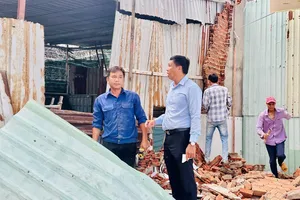 Lực lượng chức năng phường Phước Thắng, TPHCM tuyên truyền, vận động và giám sát người dân tự nguyện tháo dỡ công trình xây dựng trái phép trên đất nông nghiệp trên địa bàn phường. Ảnh: QUANG VŨ