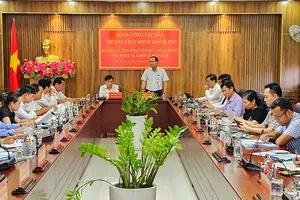 Đoàn công tác số 4 của Thường trực HĐND TPHCM làm việc với HĐND, UBND xã Hồ Tràm. Ảnh: MẠNH THẮNG