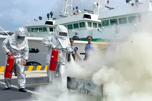 Cán bộ, nhân viên Chi đội Kiểm ngư số 2 tham gia chữa cháy bằng bình cứu hỏa. Ảnh: MẠNH THẮNG