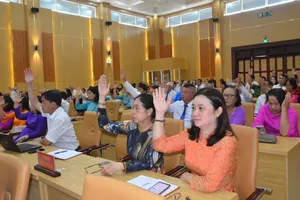 Đại biểu biểu quyết thông qua các nghị quyết quan trọng tại kỳ họp