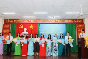 Lãnh đạo UBND phường Rạch Dừa trao quyết định bổ nhiệm viên chức quản lý giáo dục