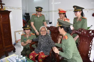 Đoàn Phụ nữ Công an TPHCM đến thăm Mẹ Bùi Thị Đay (phường Bà Rịa)