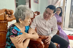 Phó Trưởng Ban Tuyên giáo và Dân vận Thành ủy TPHCM Hoàng Nguyên Dinh thăm hỏi, động viên thương binh Nguyễn Thị Chung ngụ tại phường Rạch Dừa, TPHCM. Ảnh: PHÚ NGÂN