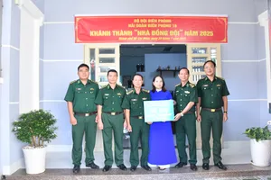 Đảng ủy, Ban Chỉ huy Hải đoàn Biên phòng 18 trao bảng tượng trưng hỗ trợ xây dựng nhà đồng đội. Ảnh: VÕ HÙNG