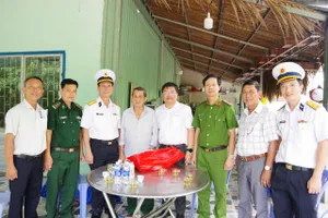 Đại tá Đỗ Hồng Duyên, Phó Chính ủy Vùng 2 Hải quân thăm gia đình chính sách trên địa bàn xã Long Sơn, TPHCM. Ảnh: ĐƯỜNG SƠN