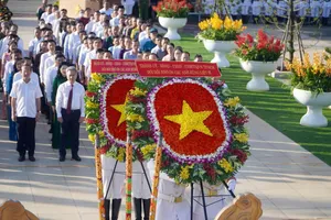 Đoàn đại biểu Thành ủy - HĐND - UBND - Ủy ban MTTQ Việt Nam TPHCM viếng và dâng hương, dâng hoa nhân kỷ niệm 78 năm Ngày Thương binh - Liệt sĩ. Ảnh: QUANG VINH