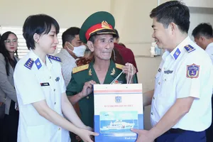 Cán bộ, chiến sĩ Bộ Tư lệnh Vùng Cảnh sát biển 3 thăm hỏi, động viên và tặng quà gia đình thương binh Đặng Văn Lễ