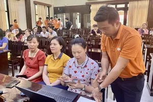 Cán bộ, công chức phường Vũng Tàu, TPHCM được bồi dưỡng kiến thức sử dụng AI trong công việc để phục vụ người dân tốt hơn. Ảnh: PHÚ NGÂN