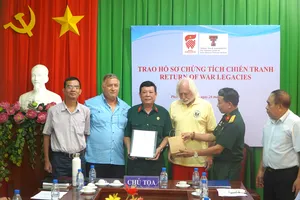 Quang cảnh buổi lễ trao hồ sơ chứng tích chiến tranh cho Tiểu đoàn 445, các cựu chiến binh và đại diện thân nhân gia đình liệt sĩ trên địa bàn tỉnh Bà Rịa – Vũng Tàu (cũ).