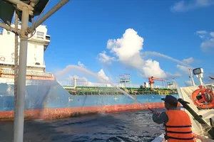 Lực lượng chức năng phun nước chữa cháy tàu chở dầu