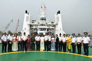 Đại diện lãnh đạo hai lực lượng Cảnh sát biển Việt Nam và Indonesia chụp ảnh lưu niệm trên tàu Cảnh sát biển Việt Nam 8001