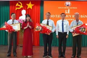 Trang trọng tổ chức Lễ trao tặng Huy hiệu Đảng đợt 2-9 cho đảng viên phường Tam Thắng