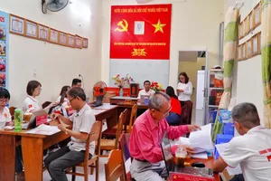 Rất đông người dân đến Trung tâm Phục vụ hành chính công lưu động tại trụ sở khu phố 23, phường Vũng Tàu để làm thủ tục