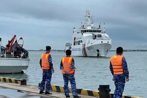 Tàu CSB 8001 chuẩn bị cập cảng tại phường Phước Thắng, TPHCM