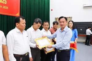 Đồng chí Hồng Như Vàng, Bí thư Đảng ủy, Chủ tịch HĐND xã Kim Long trao khen thưởng cho tập thể, cá nhân có thành tích xuất sắc trong phong trào thi đua