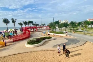 Chung tay giữ gìn vệ sinh môi trường để tạo không gian sạch sẽ cho người dân và du khách đến với Bãi Sau, phường Vũng Tàu, TPHCM