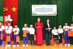 Nhà báo Bùi Hương, Phó Tổng Biên tập Phụ trách Tạp chí Khoa học phổ thông và lãnh đạo nhà trường trao thẻ bảo hiểm cho học sinh