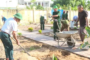 Cán bộ, đảng viên, nhân dân ấp Hải Sơn và Hội viên cựu chiến binh xã Long Hải cùng nhau thực hiện công trình tiểu công viên cây xanh