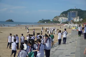 Hàng trăm người dọn dẹp vệ sinh môi trường tại công viên, bãi biển khu vực Bãi Sau, phường Vũng Tàu, TPHCM