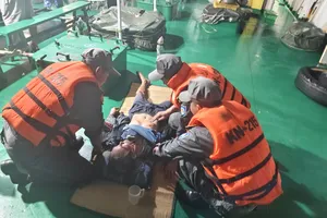 Tổ quân y của Kiểm ngư số 2 thăm khám, sơ cứu cho ngư dân