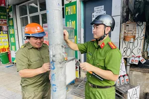 Công an phường Rạch Dừa xoá, gỡ bảng quảng cáo, rao vặt trái phép