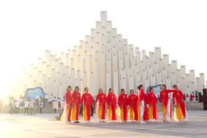 Công trình điểm nhấn tháp Tam Thắng thu hút đông đảo người dân và du khách đến tham quan, check-in