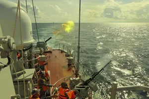 Tàu pháo của Lữ đoàn 167 thực hành bắn máy bay bay thấp ban ngày