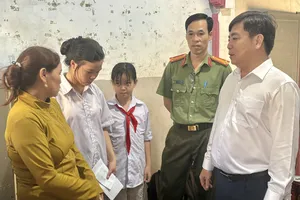 Đoàn công tác của UBND xã Long Hải, TPHCM đến thăm hỏi, động viên gia đình ngư dân mất tích