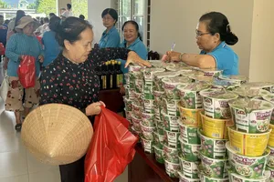 Người dân xã Long Hải chọn lựa hàng hóa tại “Gian hàng 0 đồng”