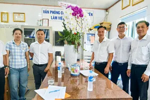 Đồng chí Hồng Như Vàng (thứ 3 từ phải vào), Bí thư Đảng ủy, Chủ tịch HĐND xã Kim Long đến thăm, chúc mừng doanh nghiệp