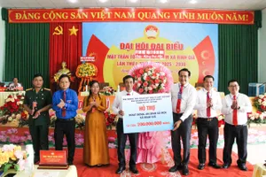 Đồng chí Thạch Nghi Xuân (thứ ba từ phải vào), Trưởng Ban Dân tộc -Tôn giáo Ủy ban MTTQ Việt Nam TPHCM, trao sinh kế 200 triệu đồng cho MTTQ xã Bình Giã hỗ trợ người dân