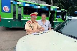 Lực lượng CSGT tỉnh Đồng Nai lập biên bản xử phạt tài xế xe buýt đón trả khách "ẩu" trên Quốc lộ 20