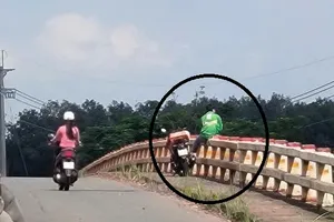 Công an xã Nha Bích đã kịp thời can ngăn nam thanh niên có ý định nhảy cầu tự vẫn. Ảnh: CANB