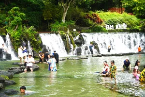 Khách du lịch vui chơi giải trí tại Khu du lịch Suối Mơ, xã Tân Phú, tỉnh Đồng Nai