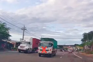 Ô tô vượt ẩu trên quốc lộ 13 bị lực lượng CSGT Công an tỉnh Đồng Nai xử phạt