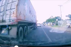 Container vượt ẩu trên quốc lộ 13 (Ảnh do người dân cung cấp)