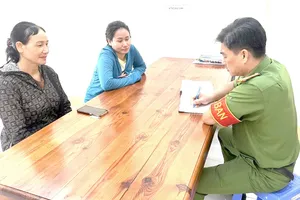 Bà Nụ cùng con gái đến Công an phường Chơn Thành nhờ hỗ trợ xác minh tìm chủ tài khoản chuyển nhầm tiền. Ảnh: CAT