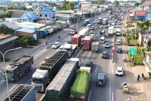 Xe cộ nối đuôi nhau trên quốc lộ 51 di chuyển theo hướng về trung tâm TPHCM, chiều 3-1