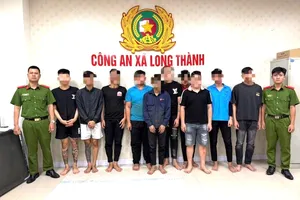 Các đối tượng liên quan trong vụ việc gây rối trật tự công cộng bị Công an xã Long Thành mời lên làm việc. Ảnh: CATĐN