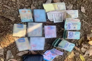 Nhặt được chiếc ví có hơn 25 triệu đồng, 2 người đàn ông ở Đồng Nai đã cùng nhau mang tới cơ quan công an để tìm trả lại người đánh rơi. Ảnh: CATĐN